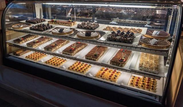 餐饮唯美整齐甜品展览柜子宣传背景图片