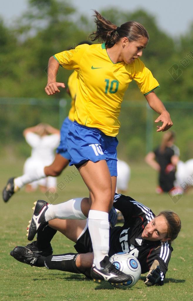 足球 竞争 游戏 妇女 女性 球 运动 原野 草 比赛