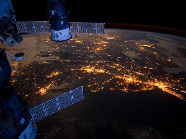 蓝色航空宇宙卫星夜晚太空背景图片
