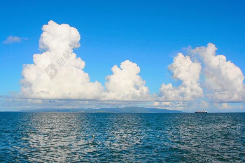 蓝色海洋白云天空背景图片
