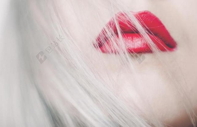白色广告写实红唇女孩儿背景图片