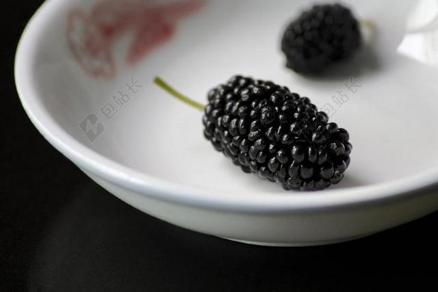 水果 树莓 桑葚 摆盘 特写 黑 白