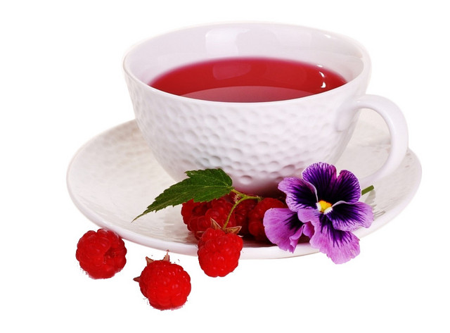 一杯花茶配浆果花朵