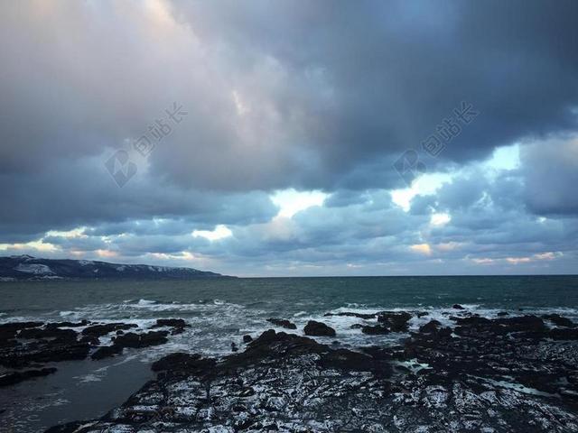 日本海域 冬季道路 北海道 海 这是阴天 天气 风暴 晚上