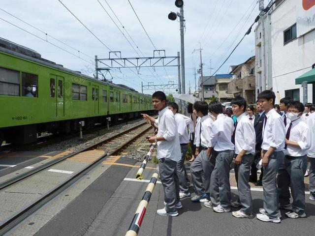 教育清新学生过马路城市背景图片