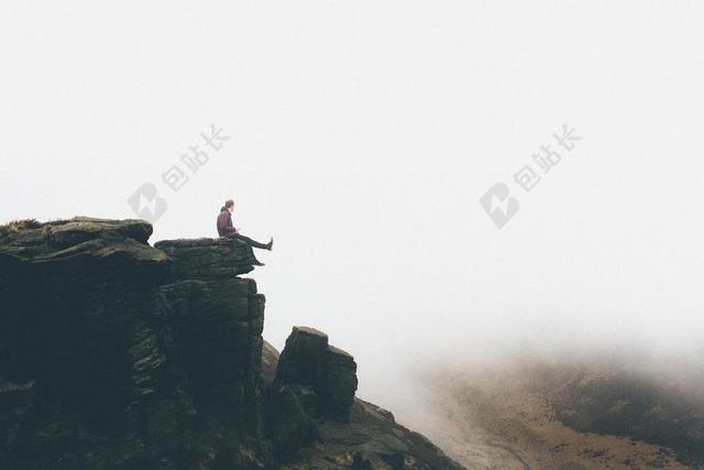 褐色旅游自然人坐在悬崖宣传背景图片
