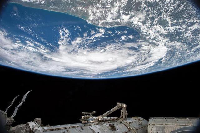 科学科技地球与太空船背景图片