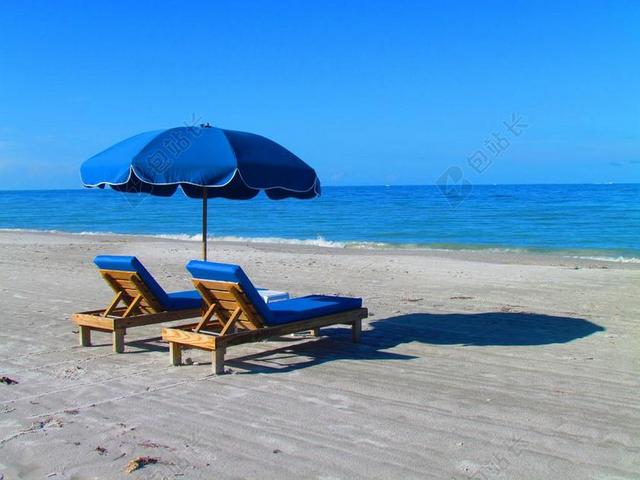 自然海滩上的太阳椅背景图片