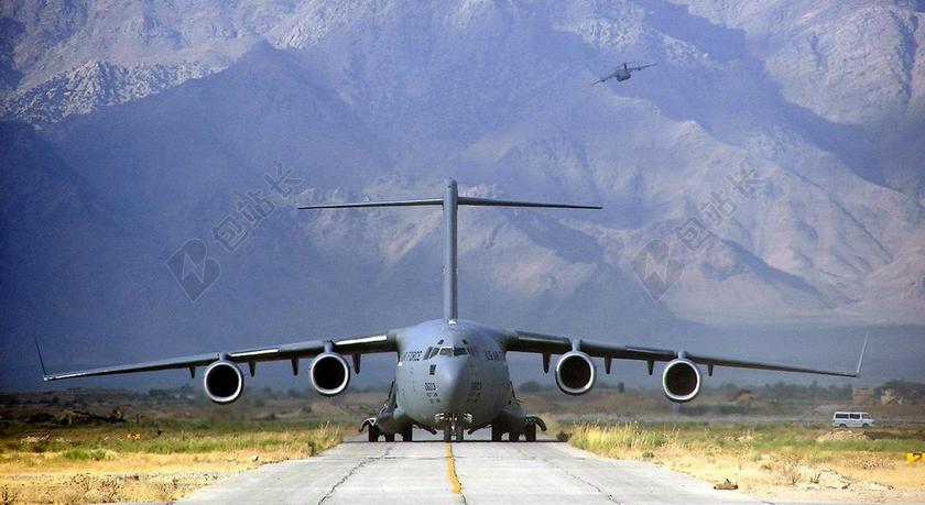 军用运输机起飞 跑道 山 C 17 美国 航空 运输 飞机