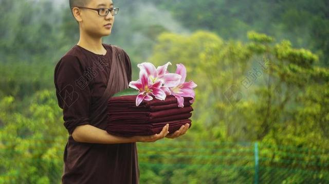 尼姑与长袍 小乘佛教 修女袍发行 佛教 SAYALAY 长袍和花
