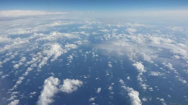 天空中白色的云朵背景图片