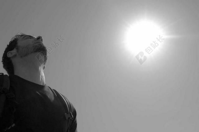 天空 太阳 黑色和白色 呼吸 游览 打坐 那家伙 肖像 男子