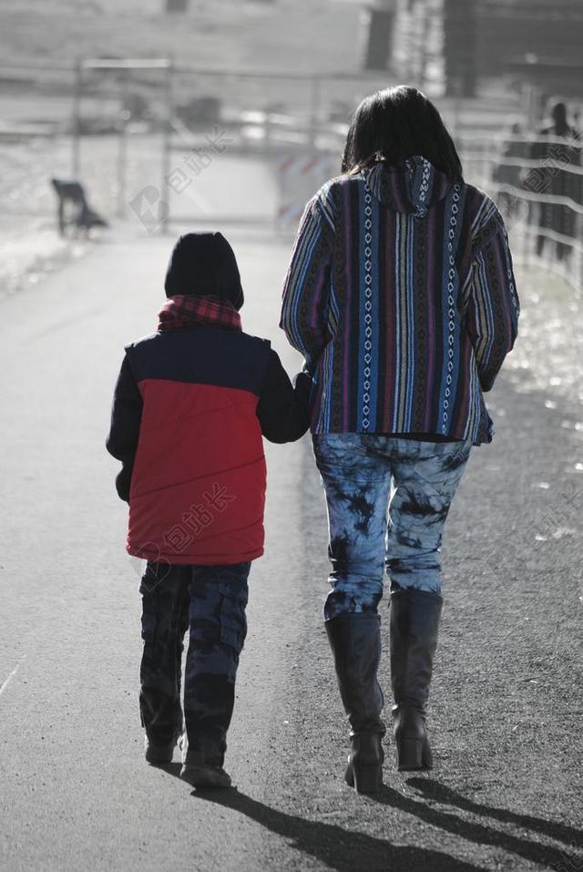 街头行走的女人和孩子背景图片