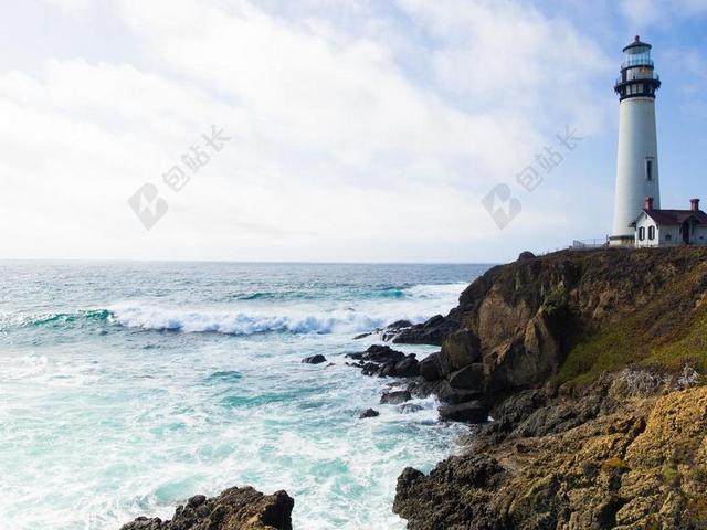海岸上白色的灯塔背景图片