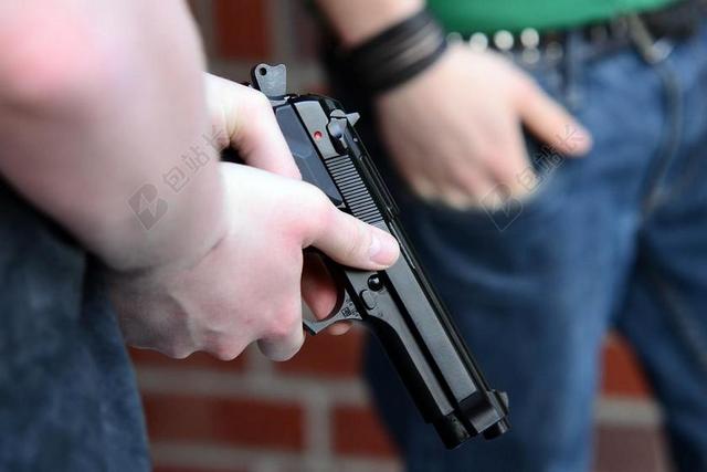 青年 武器 手枪 贝雷塔 射击 弹药 犯罪 玩具 枪 播放