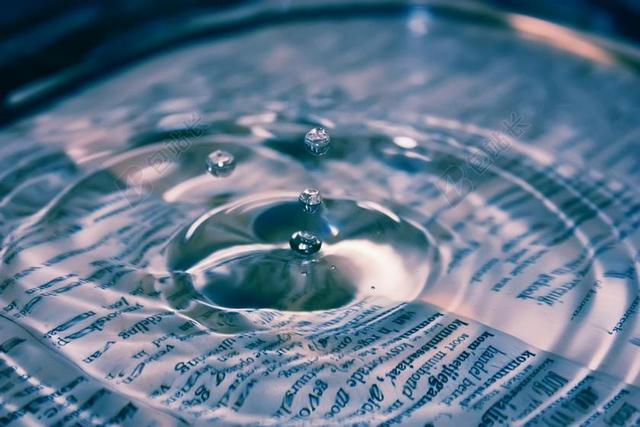 水波纹滴水透明滴水背景图片
