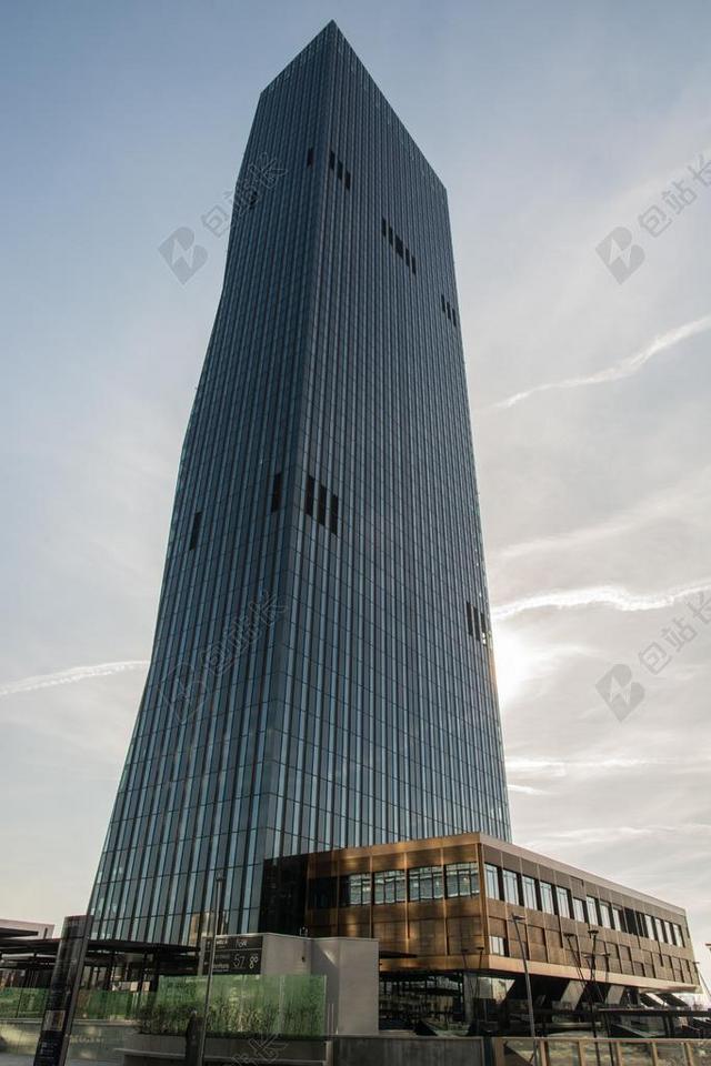 黑色的现代大楼背景图片