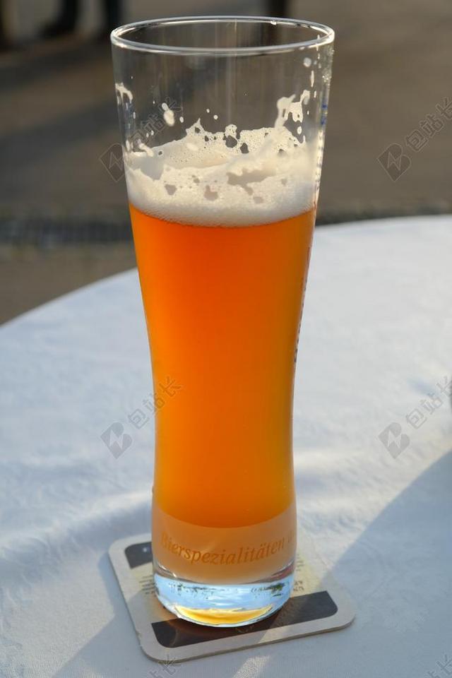 桌子上金色的啤酒背景图片