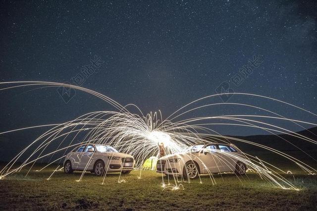 夜晚明亮的烟花背景图片