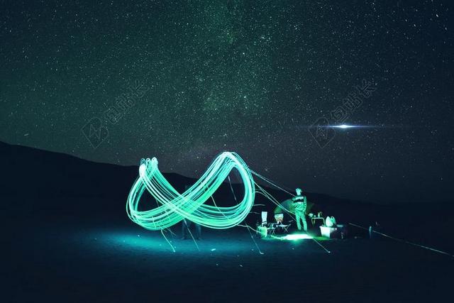 长时间曝光 绿色的夜晚 灯 露营 帐篷 徒步旅行 旅行者 效果