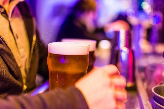 酒吧里的啤酒和顾客背景图片