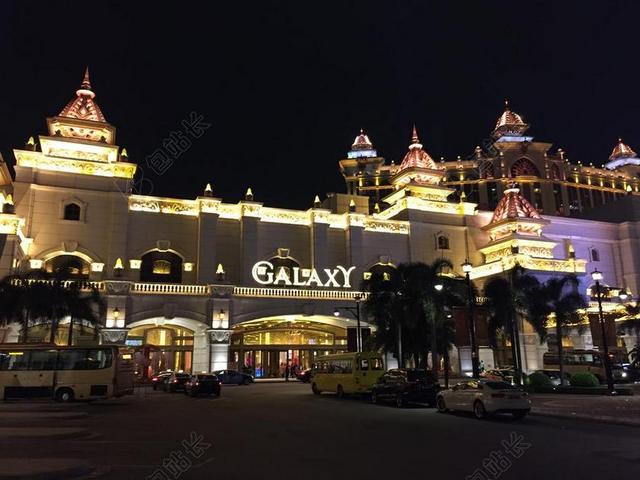 夜晚高档的酒店背景图片