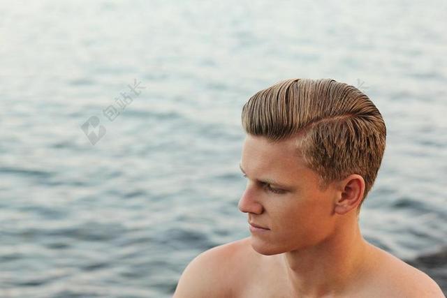 海边的男人背景图片