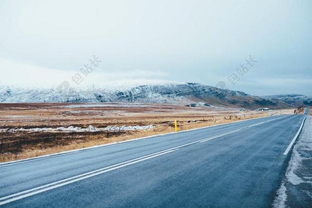高原上黑色的公路背景图片