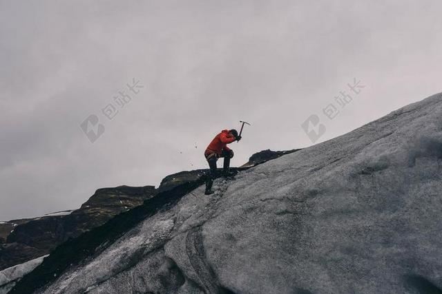 灰色山岩上的探险者背景图片