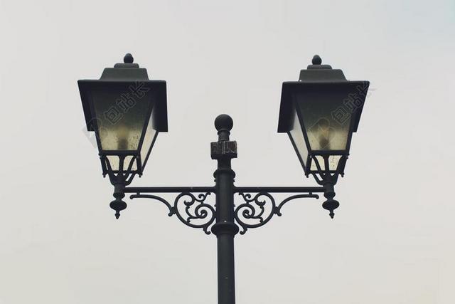 路边黑色的路灯背景图片
