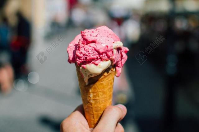 餐饮唯美手拿草莓冰淇淋背景图片