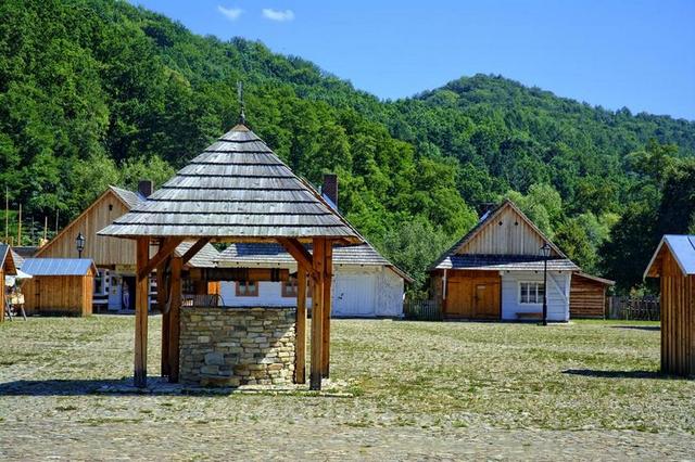 SANOK 露天博物馆 农村的平房 木制球 屋顶 波兰 老