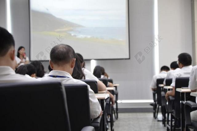 课题讲座研讨会研究报告学习投影大屏幕学生上课图片