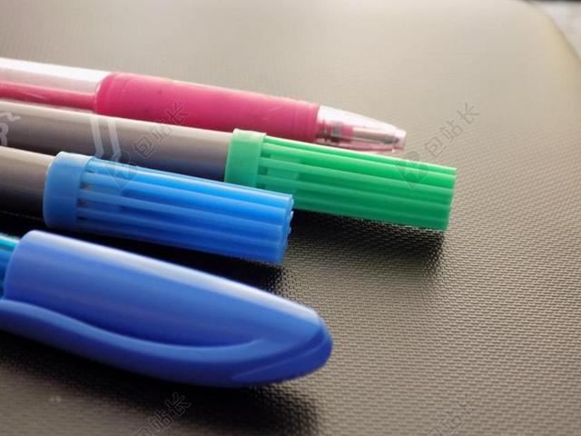 蓝色学习彩笔学生课桌背景图片