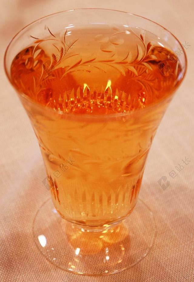 黄色水杯迷情满杯酒吧背景图片