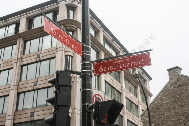 白色拍摄生活路标路上背景图片