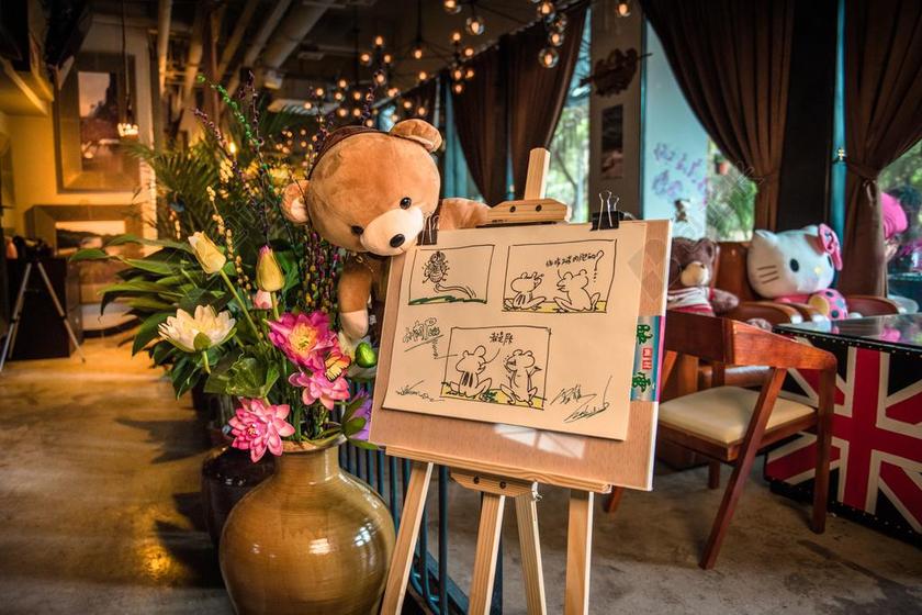 彩色餐厅乐园玩偶画板背景图片