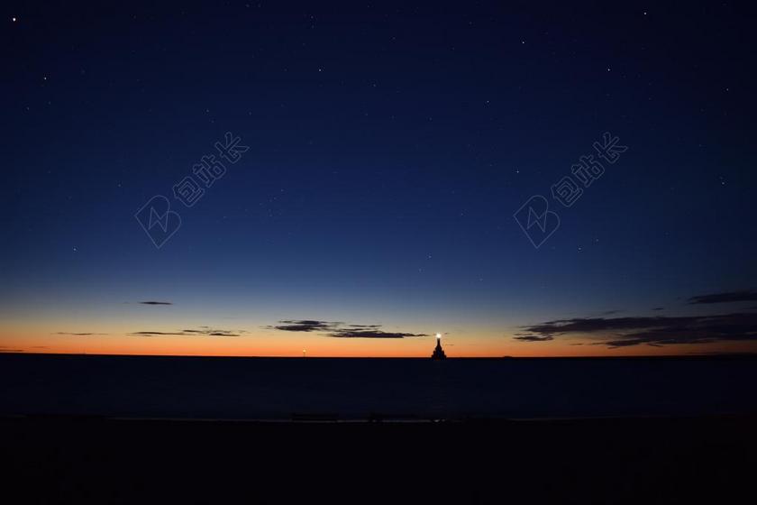 蓝色建筑宁静远处的灯塔背景图片