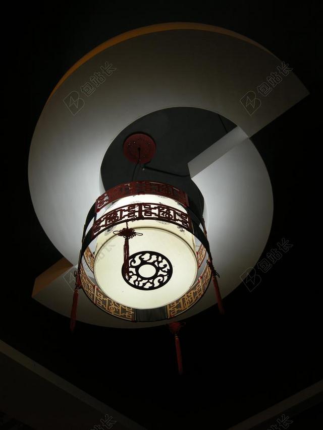 天花板上白色的吊灯背景图片