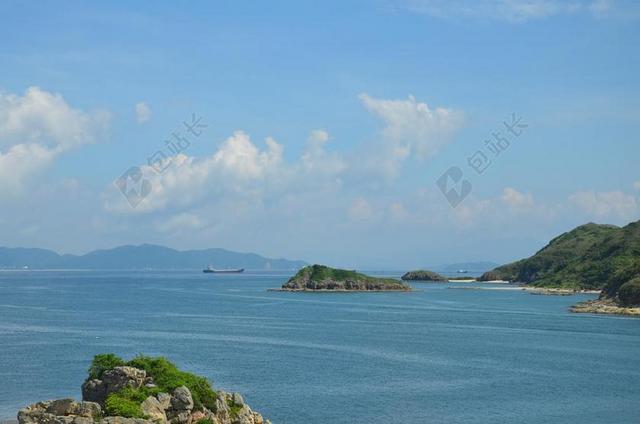 旅游自然蓝天白云下的海岛背景图片