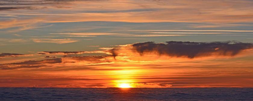 清晨金色的太阳和大海背景图片