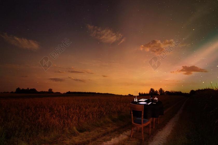 傍晚草地里的餐桌背景图片