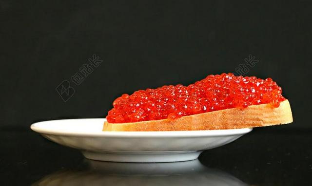 鱼子酱三明治 鱼 简单的下酒菜 三文鱼 面包 板 口味 红色