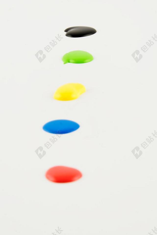 白纸上的彩色颜料背景图片