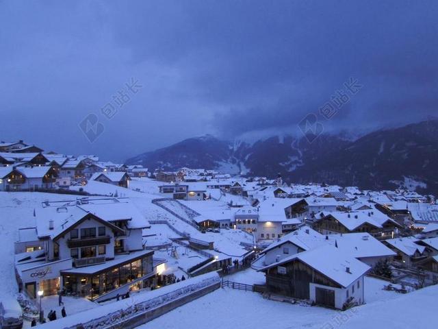旅游自然被雪覆盖的村庄背景图片