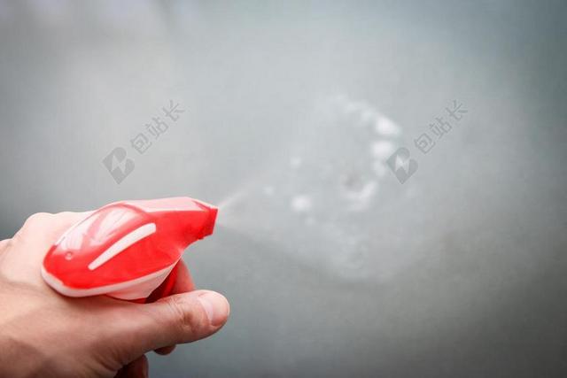 男人手中的红色的喷雾背景图片