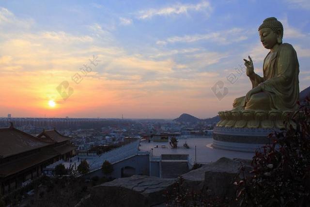 金色的夕阳和佛像背景图片