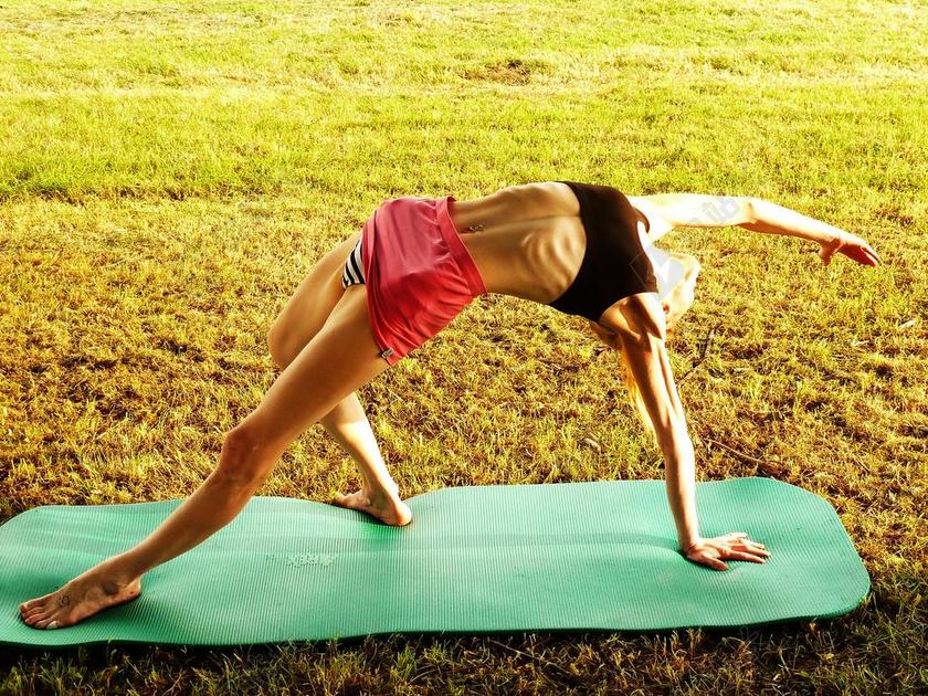 草地上的瑜伽女人背景图片