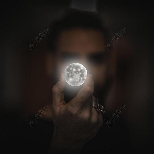 黑白摄影特效手中的月球背景图片
