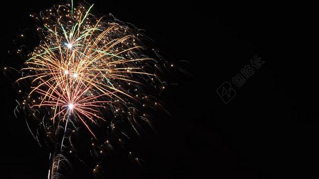 烟花爆竹 除夕 夜 烟火 新的一年的一天 烟花 淋浴间的火花